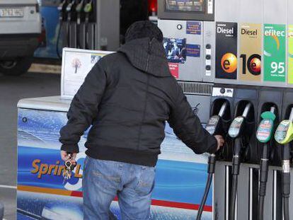 En España volvemos a pagar una de las gasolinas más caras
