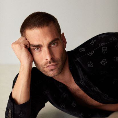 Jon Kortajarena posa en exclusiva para ICON y viste Dolce&Gabbana.