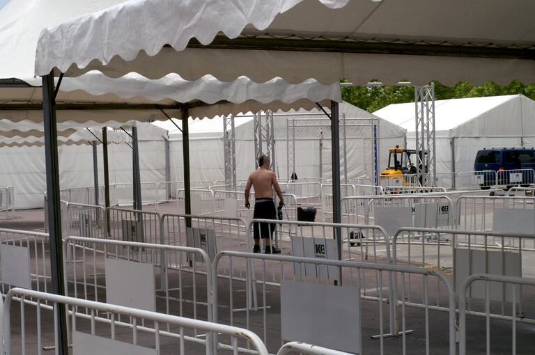 Trabajos en las carpas habilitadas para el estudio epidemiológico en Torrejón de Ardoz, en el recinto ferial de la ciudad.