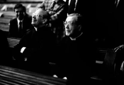 Josemaría Escrivá, a la derecha, contempla en el interior del santuario de Torreciudad (Huesca) los trabajos de construcción durante los años setenta.