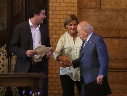 La presidenta del Parlament, N&uacute;ria de Gispert, despide a Jordi Pujol despu&eacute;s de que el exmandatario declarase en septiembre.
