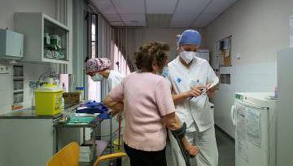 Una enfermera atiende a una persona perteneciente al grupo de vacunación de mayores de 80 años en el CAP d'Horta de Barcelona.