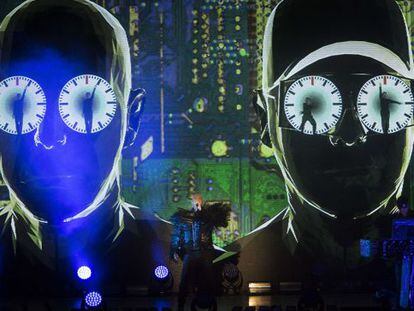 Espectacular montaje de los Pet Shop Boys, ayer en los jardines del Palacio de Pedralbes de Barcelona.