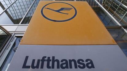 Emblema de Lufthansa en Fr&aacute;ncfort.