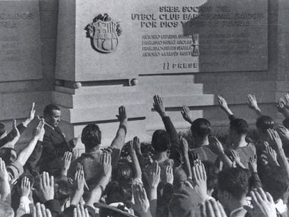 Inauguraci&oacute;n del monumento a los ca&iacute;dos durante la Guerra Civil, ubicado en el exterior de la tribuna del campo de Les Corts, el 18 de julio de 1939. 