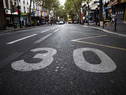 Señal de limitación de velocidad en una calle de París.