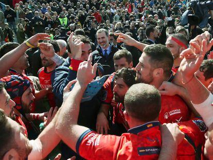 Los jugadores de Espa&ntilde;a celebran la victoria con el rey Felipe VI.