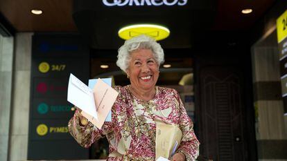 Charito, de Abuelas por Patones, antes de votar por Correos.