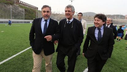 El presidente de la Ponferradina, José Fernández Nieto (izquierda), el presidente de la Federación Española de Fútbol, Ángel María Villar (centro) y el alcalde de Ponferrada, Samuel Folgueral, el pasado 12 de marzo.