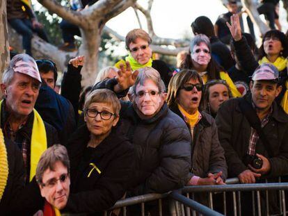 Manifestantes llevan máscaras de Puigdemont frente al Parlament.