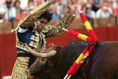 Rivera Ordóñez coloca las banderillas al quinto toro.