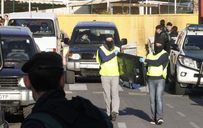 Miembros de la Guardia Civil durante la operaci&oacute;n hoy en Melilla
