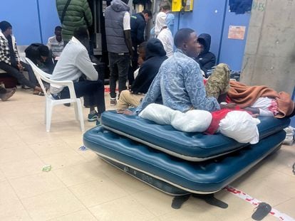 Peticionarios de asilo en una de las salas del aeropuerto Adolfo Suárez-Madrid Barajas la semana pasada.