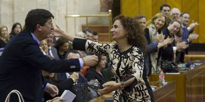 La consejera de Hacienda, María Jesús Montero (PSOE), saluda a Juan Marín (Ciudadanos) tras la aprobación de los presupuestos.