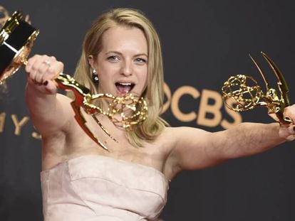 La actriz Elisabeth Moss cpn los premios que recibi&oacute; en los Emmy el pasado 17 de septiembre por su interpretaci&oacute;n en la serie &#039;The Handmaid&#039;s Tale&#039;. 