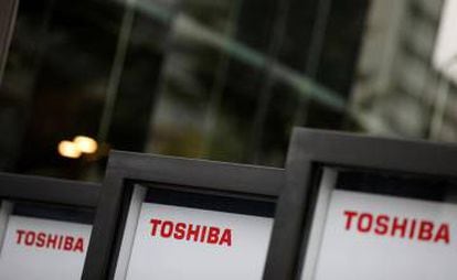 Logos de Toshiba.