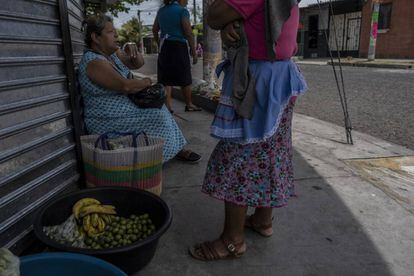 Un grupo de mujeres vecinas de Altavista conversan en la calle mientras venden sus productos.