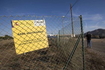 Valla que la limita la zona contaminada por la caída de cuatro bombas nucleares hace 52 años en Palomares.