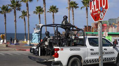 Personal de la Guardia Nacional patrullan cerca del albergue Embajada Migrante el 29 de noviembre, en la fronteriza Tijuana, Baja California (México).