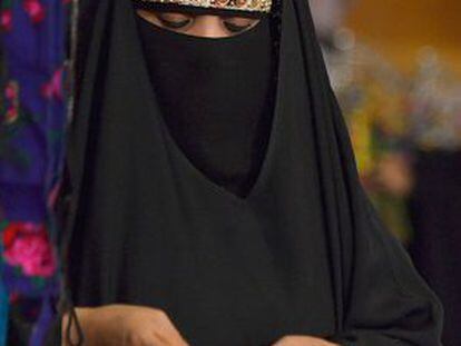 Una mujer vende productos de artesan&iacute;a en Riad, Arabia Saud&iacute;. 