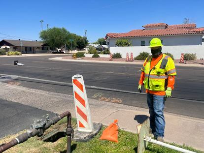 Christopher Nectsosie trabajaba en una carretera de Phoenix el jueves a más de 45 grados.