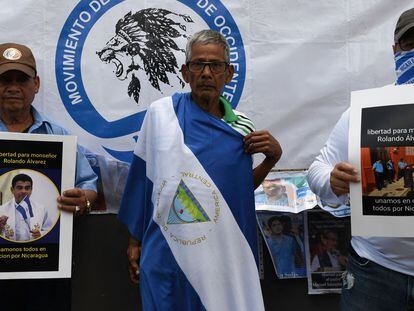 Protesta por la detención del obispo Rolando Álvarez ante la Embajada de Nicaragua en Costa Rica.