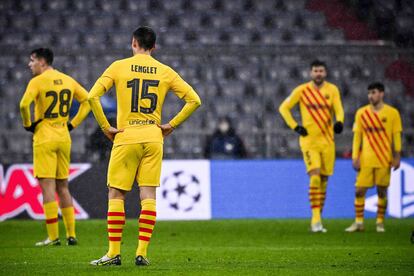 Los jugadores del Barcelona, con Lenglet en primer término, se lamentan tras recibir uno de los goles del Bayern.