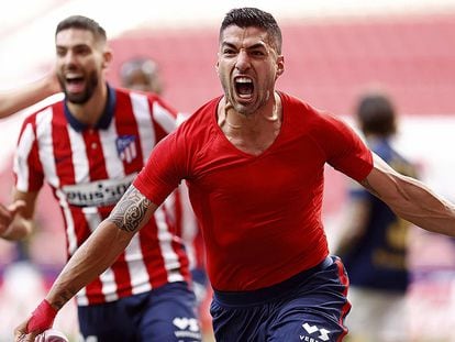Luis Suárez celebra su gol a Osasuna que permitió al Atlético mantener el liderato y depender de sí mismo para ganar la Liga en la última jornada. / (Atléticomadrid.com)