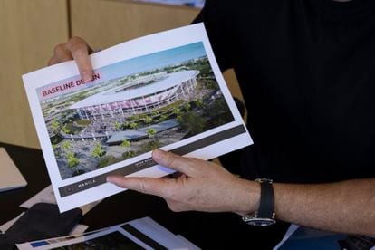 Jorge Mas sostiene el 'render' del nuevo estadio del Inter Miami. 