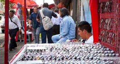 Puesto de gafas en una calle de ciudad de M&eacute;xico. / SA&Uacute;L RUIZ