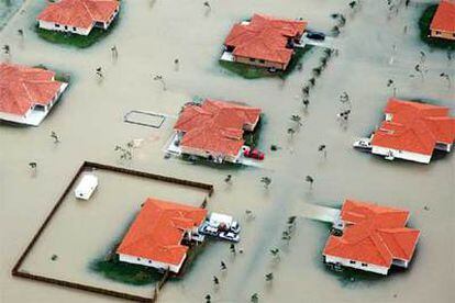 Viviendas anegadas tras el paso del ciclón Katrina en el condado de Miami-Dade.