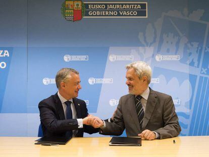 El lehendakari, Iñigo Urkullu, y el secretario general de la Organización de Estados Iberoamericanos para la Educación, la Cultura y la Ciencia, Paulo Speller, firman en Vitoria un memorando de entendimiento.