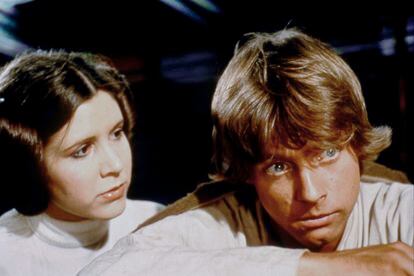 Los actores Carrie Fisher (Leia) y Mark Hamill (Luke) en el set de rodaje de 'Star Wars: Episodio IV - Una nueva esperanza' (1978).