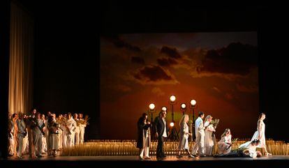Escena final de 'Simon Boccanegra', con el personaje que da título a la ópera (Vladímir Stoianov) sin vida sobre el suelo tras haber sido envenenado por sus enemigos.