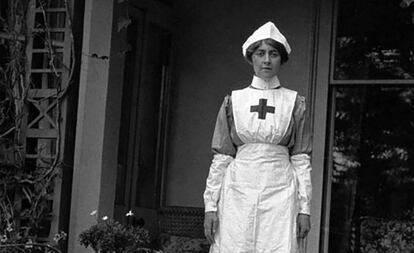 Agatha Christie, con su uniforme de enfermera alrededor de 1915.