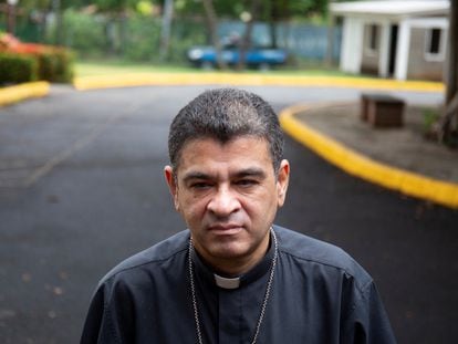 Rolando Álvarez, obispo de la diócesis de Matagalpa y Esteli, cerca de la iglesia en la que estaba refugiado, el 20 de mayo de 2022.