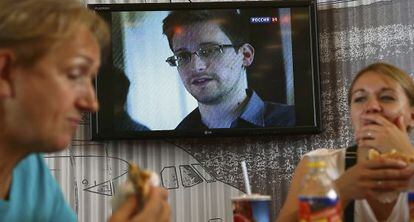Imagen de Snowden en la televisi&oacute;n de un caf&eacute; en el aeropuerto de Mosc&uacute;.