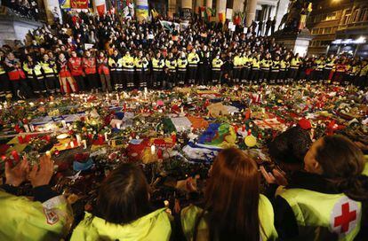 Trabajadores de los servicios de emergencia guardan un minuto de silencio en la Plaza de la Bolsa en Bruselas el 25 de marzo. 