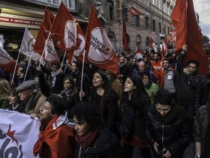 Cientos de seguidores de la coalici&oacute;n que re&uacute;ne a formaciones comunistas se manifiestan en Palermo contra el fascismo, el pasado 24 de febrero.