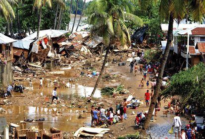 Varias personas buscan a sus seres queridos entre los restos de sus hogares tras las inundaciones en Cagaan De Oro en el sur de Mindanao (Filipinas) hoy, sábado, 17 de diciembre de 2011.