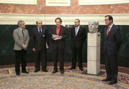 José Bono, a la derecha, en la colocación del busto de Manuel Azaña en el vestíbulo del Congreso en 2011.