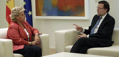 Mariano Rajoy y Ángeles Pedraza, durante la reunión que mantuvieron en La Moncloa el pasado miércoles tras el ‘fallo Parot’.