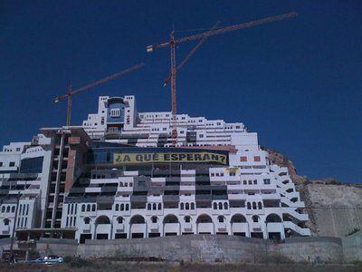 Imagen del hotel facilitada por la organización ecologista. En la fachada han desplegado una pancarta de 30 metros que reclama la demolición del edificio.