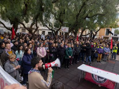 Concentración de apoyo el pasado a las personas heridas en un ataque a la asociación antifascista La Cosa Nostra de Castellón durante las fiestas de la Magdalena.