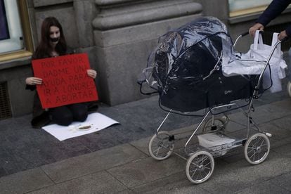 Madrid (España), 21 de diciembre de 2013. Una joven se manifiesta en una calle de Madrid contra la nueva ley del del aborto, presentada por el ministro de Justicia, Alberto Ruiz-Gallardón el día 20. La nueva ley liquida la ley de plazos aprobada en 2010 por los socialistas y es más restrictiva que la de supuestos de 1985. Con esta reforma, las mujeres españolas pierden el derecho a interrumpir voluntariamente el embarazo en las primeras 14 semanas, como ocurre en una veintena de países de la Unión Europea.