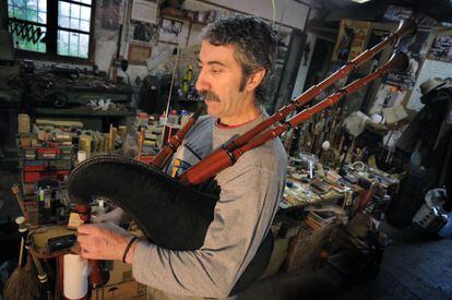 El luthier Sito Carracedo con una de sus gaitas en el taller de Guitiriz.