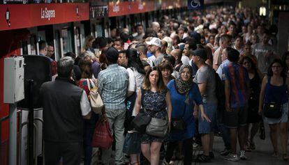 Pasajeros en el metro de Barcelona durante la última huelga.