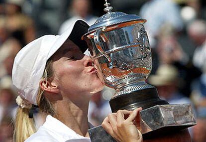 Justine Henin besa el trofeo.