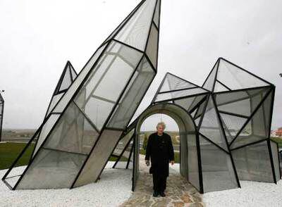 Dennis Oppenheim, ante su instalación 'Crystal Garden', en Navalcarnero.