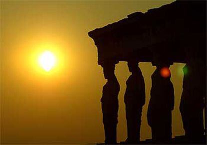 Copia de las Cariátidas del monte Acrópolis de Atenas en una puesta de sol.